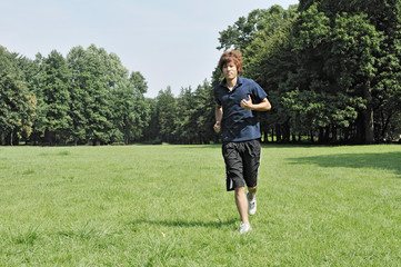 ランニングする男性