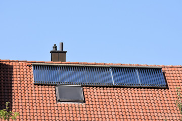 Röhrenkollektoren auf Hausdach - Warmwassererzeugung