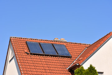 Fototapeta premium Nutzung der Sonnenergie für Warmwassererzeugung