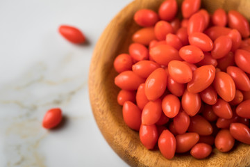 Frische Goji-Beeren Superfood in Bambus Holzschale auf Marmor Hintergrund