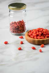 Frische und getrocknete Goji-Beeren Superfood auf Marmor Hintergrund
