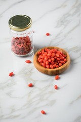 Frische und getrocknete Goji-Beeren Superfood auf Marmor Hintergrund