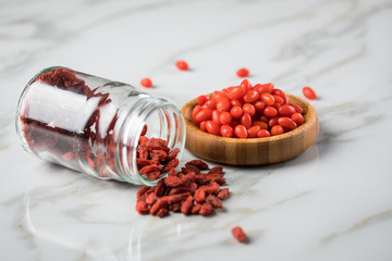 Frische und getrocknete Goji-Beeren Superfood auf Marmor Hintergrund