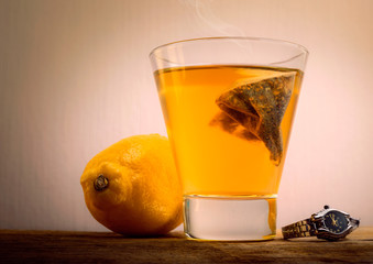 It is five o'clock and twenty. It is time to relax drinking a glass of hot tea or other herbal infusion with a drop of lemon.