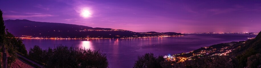 Gardasee Panorama in Italien am Abend