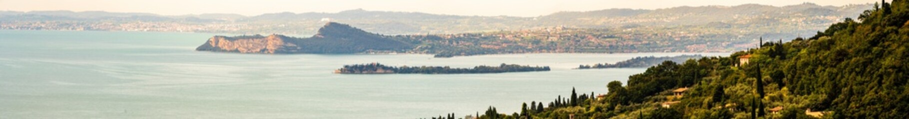 Gardasee Panorama am Sp&auml;tnachmittag in Italien