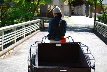 台車を引く人