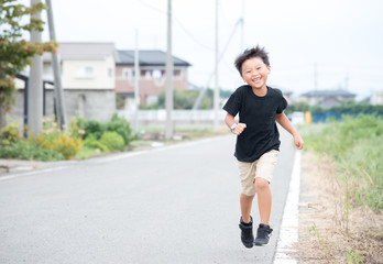 マラソンの練習をする男の子