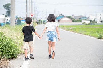 手をつないで歩く子供