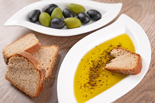 Frische Oliven, Olivenöl und knuspriges Brot