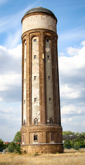 Fototapeta na wymiar ein alter solitär stehender Wasserturm