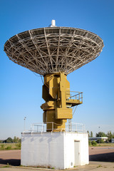 Funkantenne, Radioantenne vor blauen Himmel