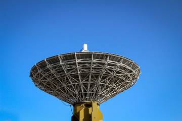 Funkantenne, Radioantenne vor blauen Himmel