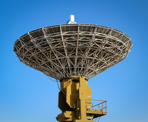 Funkantenne, Radioantenne vor blauen Himmel