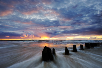 Zachód słońca na wybrzeżu Morza Bałtyckiego,Kołobrzeg,Polska. - obrazy, fototapety, plakaty