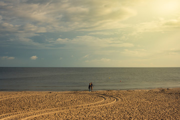 Spacer po bałtyckiej plaży 