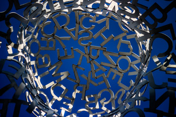 Letras sobre fondo azul. Estructura de metal.