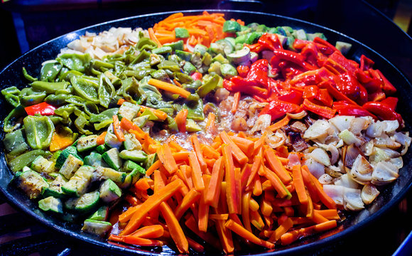 cuisson des l&eacute;gumes dans une grande po&ecirc;le