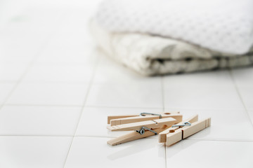 洗濯バサミと清潔なタオル