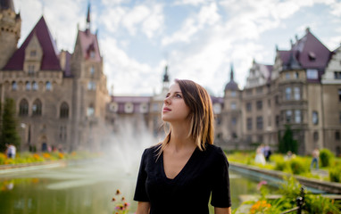 Obraz premium woman stay in a garden with castle on background