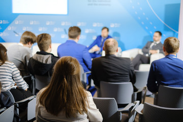 Obraz premium Business conference participants listen to lecturer