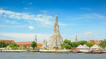 Foto op Plexiglas Wat arun, bootverkeer in de Chao Phraya-rivier en in het stadscentrum, de stadsmening van Bangkok van de grote rivier van de Chao Phraya-rivier in Thailand. © Punyawee