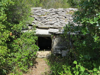 Naklejka premium Historic houses in the heart of nature - Circus of Navacelles in the south of France