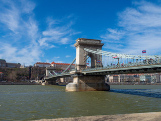 Obraz premium The Széchenyi Chain Bridge is a suspension bridge that spans the River Danube between Buda and Pest, the western and eastern sides of Budapest, the capital of Hungary