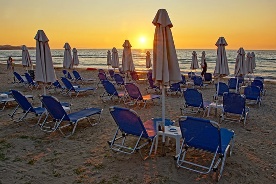 Stimmungsvoller Sonnenuntergang am Sandstrand von Acharavi auf Korfu - Griechenland