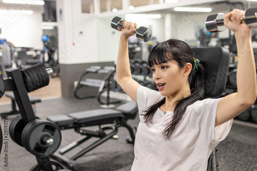 フィットネスジムで筋トレをする女性 Beauty Wall Mural Beau Haru Works