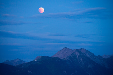 Blutmond in den Bergen
