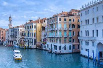 Fototapeta na wymiar Venetian waterway