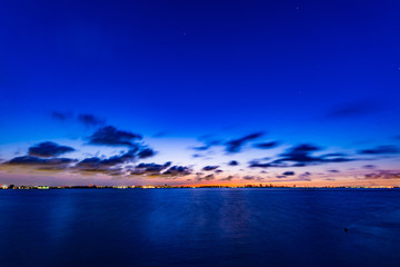 夜明けの空と流れる雲