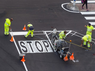 trabajadores pintando señales de circulación horizontales