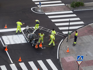 trabajadores pintando señales de circulación horizontales
