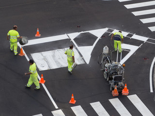 trabajadores pintando señales de circulación horizontales