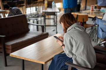 スマートフォンを操作する若い女性