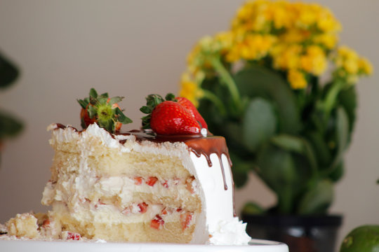 Foto de Bolo de Aniversário de Festa de 15 Anos Branco com Detalhes Lilás e  Velas Douradas - Baile de Debutante do Stock