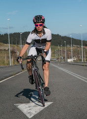 Ciclista femenina en competición