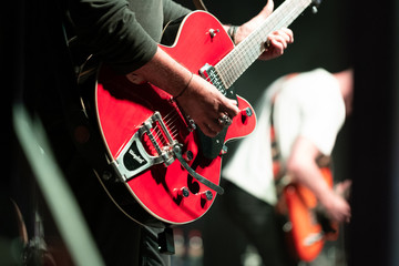 Guitare rouge
