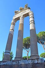 Fototapeta na wymiar Tres Columnas en Foro Romano, Roma Italia