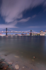 Fototapeta premium Manhattan Bridge from East river beach at night with long exposure