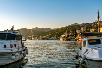 Naklejka premium Two boats with a view of Dubrovnik at the golden hour