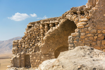 Fototapeta na wymiar View of Hasankeyf stone houses and ruines in Turkey, Eastern Anatolia, Kurdistan