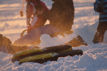 Action im Schnee mit einem gestürzten Bob