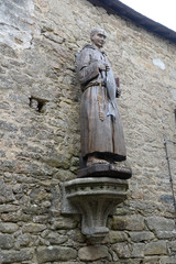 Heiligenfigur an einem Haus in Saint Goustan, Bretagne