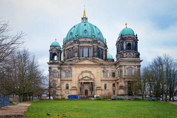 Fototapeta premium Berlin Cathedral in Lustgarden park on Museum Island