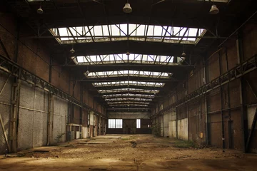 Fotobehang Verlaten leeg oud fabriekswerkplaatsinterieur © dariazu