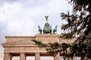 Obraz premium Christmas tree at Brandenburg gate in Berlin in Germany