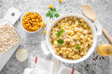 Makaroni po-flotski. Boiled pasta in navy-style with ground chicken meat and fried onions